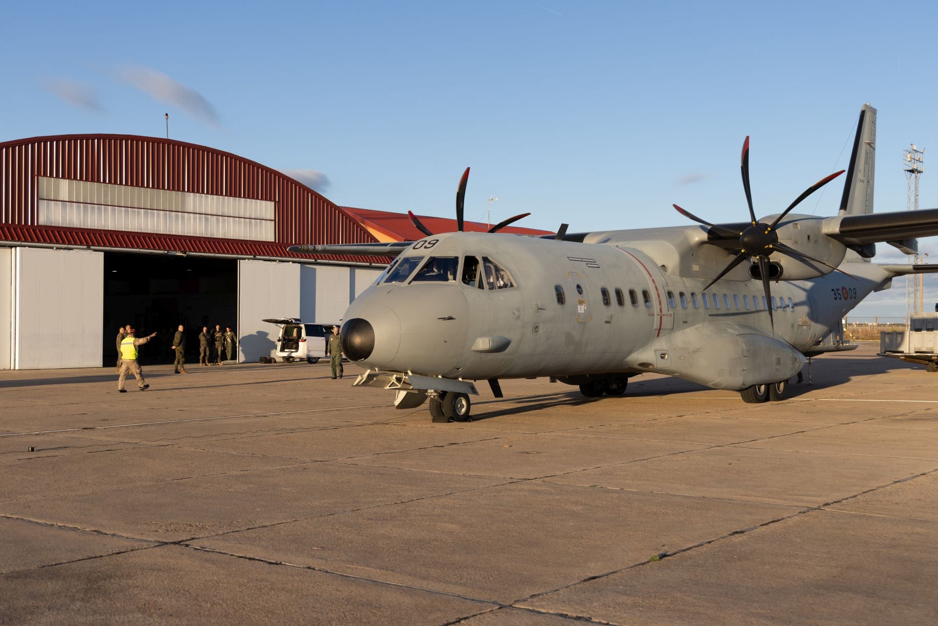 Maniobras paracaidistas en Villanubla