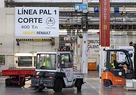 Trabajadores de Renault en el área de embutición de la factoría de Carrocerías de Valladolid.