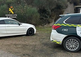 El coche que circulaba a 248 kilómetros por hora, junto a un vehículo de la Guardia Civil.