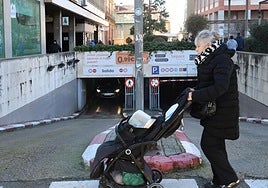 Entrada al aparcamiento de la plaza de los Juzgados.