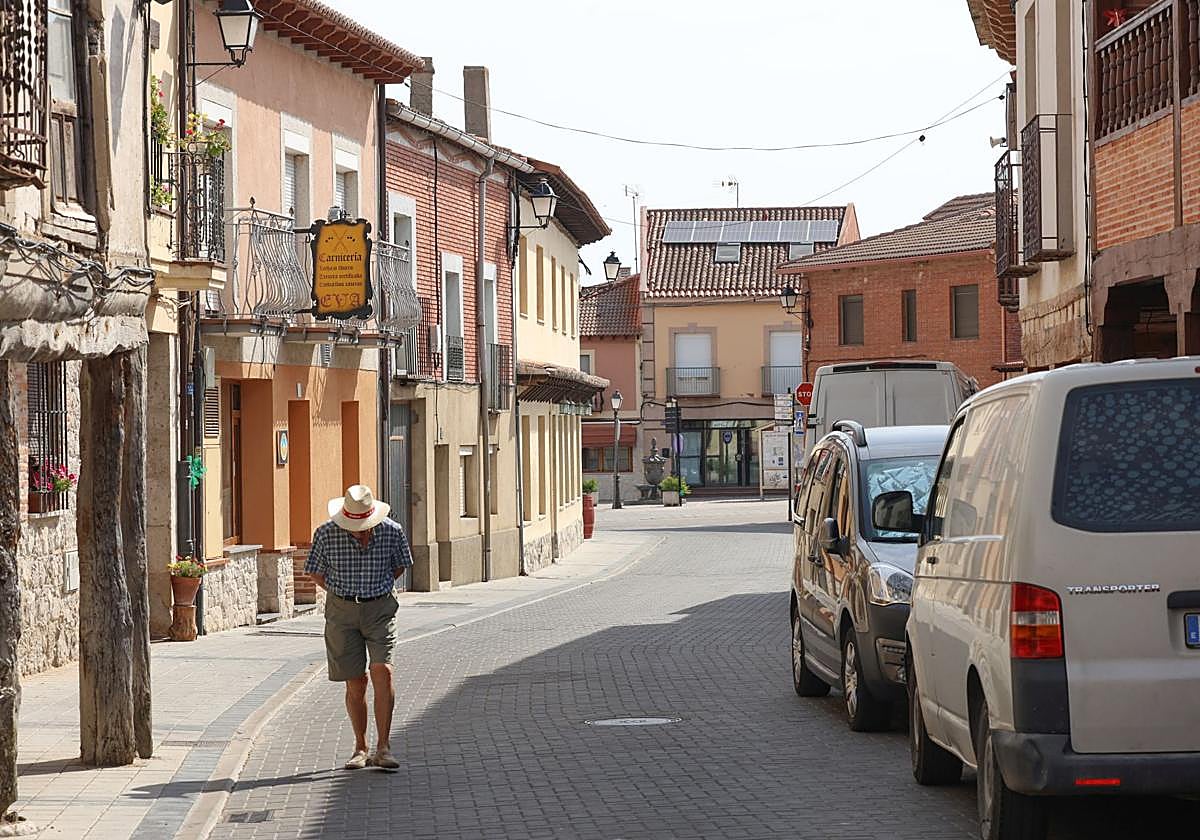 Un vecino camina por Traspinedo, una de las localidades que en 2024 obtuvo un crecimiento vegetativo positivo.