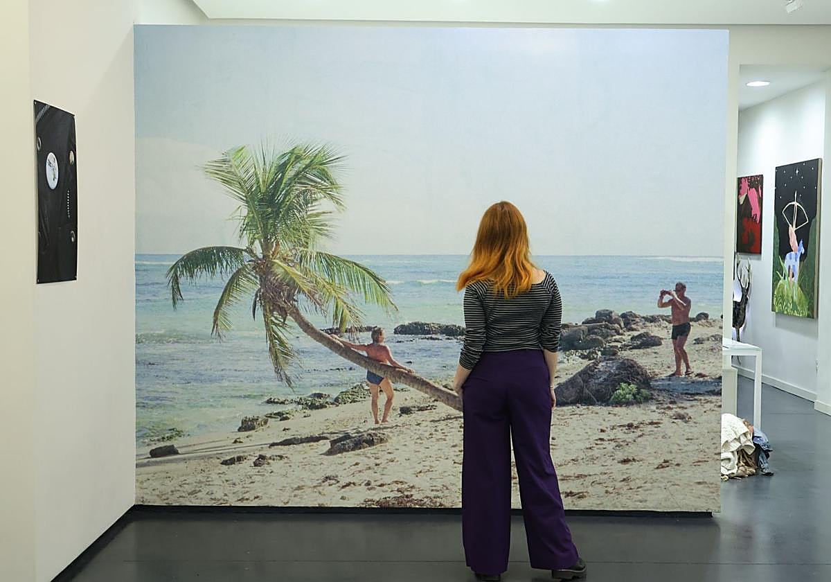 Una visitante observa el mural de Jonás Fadrique.