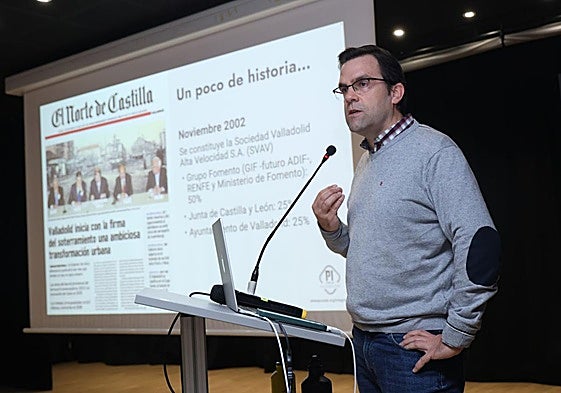 Uno de los integrantes de la Plataforma por la Integración, durante la reunión informativa realizada en el Centro Cívico Zona Sur esta semana.