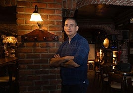 Ángel Espinel, 'Epi', posa en el American Dream, situado en la calle Francisco Zarandona y que celebra su 25 aniversario.