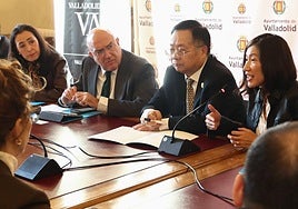 Mercedes Arana (CEOE), Jesús Julio Carnero y Shi Yonghong, durante la reunión mantenida en el Ayuntamiento.