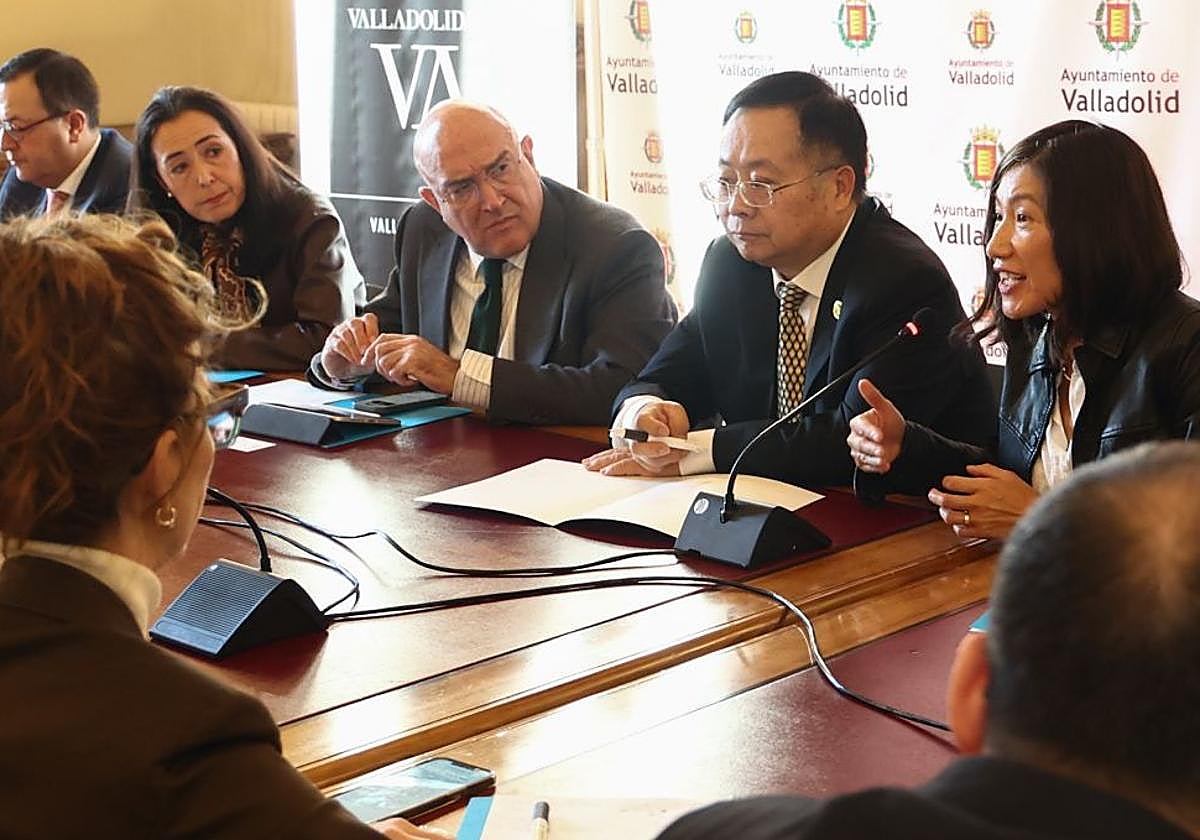 Mercedes Arana (CEOE), Jesús Julio Carnero y Shi Yonghong, durante la reunión mantenida en el Ayuntamiento.