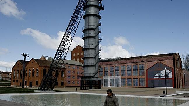 Imagen antes - Estado de la azucarera en 2007, cuando su exterior se cubrió con trampantojos decorativos, y en la actualidad.