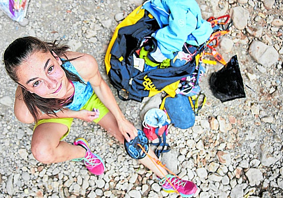 La joven escaladora se prepara para practicar en una montaña.