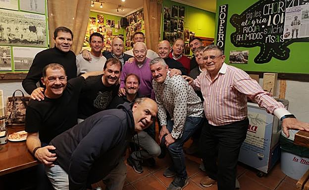 Los veteranos del Real Valladolid posan con Aramayo y Alfonso Losco.