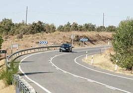 Un vehículo circula por un tramo de la carretera N-110, a su paso por la provincia de Segovia.