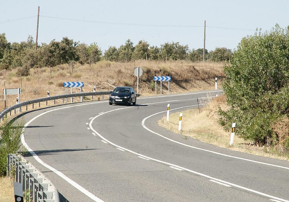 Un vehículo circula por un tramo de la carretera N-110, a su paso por la provincia de Segovia.