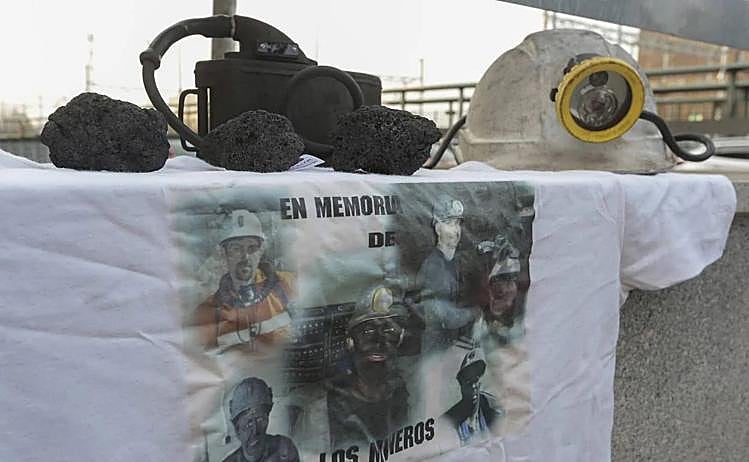 Carbón, casco y una camiseta en recuerdo de los seis muertos en cada sesión del juicio.