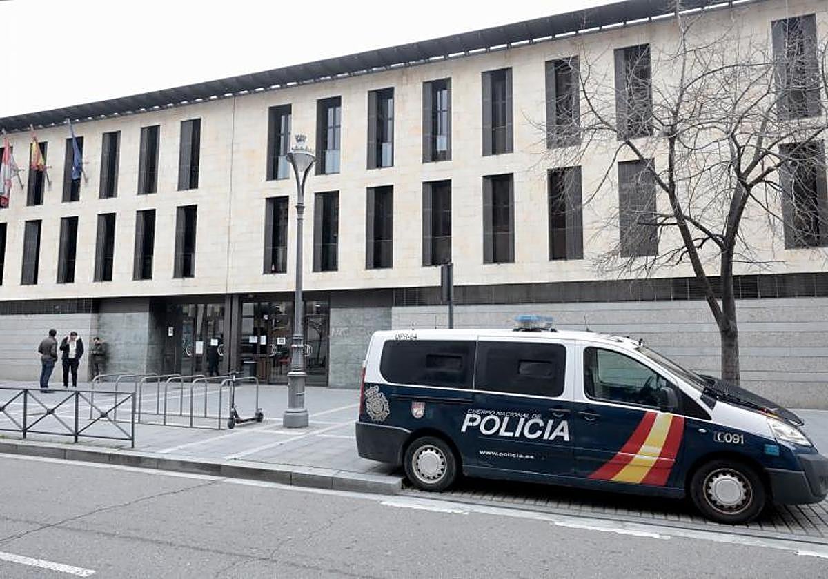 Imagen de archivo de un furgón policial frente a los Juzgados.