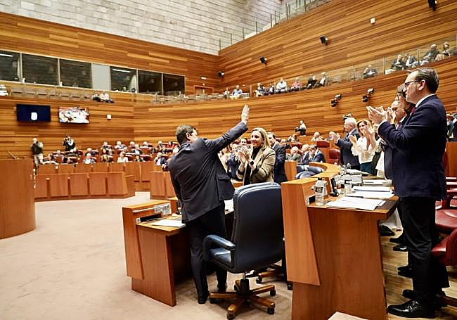 Mañueco recibe el aplauso de su grupo parlamentario y de sus consejeros tras su intervención al final del debate.