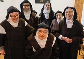 Sor María Paulina, en el centro, junto con sus compañeras de clausura.