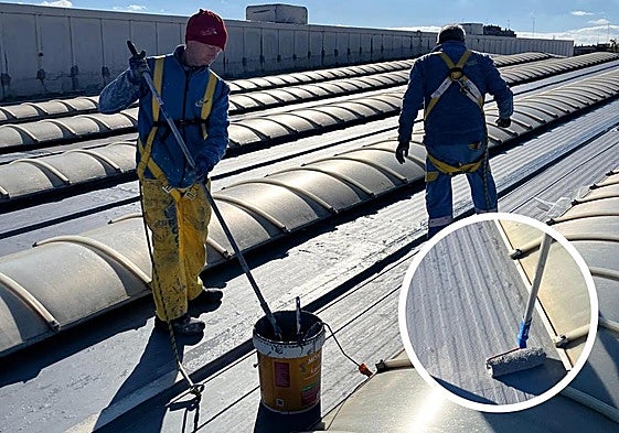 Los operarios aprovechan el fin momentáneo de las lluvias para intervenir en la cubierta del pabellón.