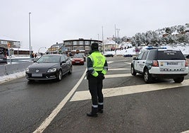 Guardia Civil de Tráfico, en el alto de Navacerrada durante el pasado invierno.
