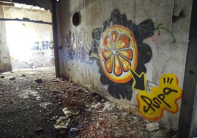 El último grafiti en sumarse a los muros del interior de la nave abierta de la azucarera Santa Victoria.