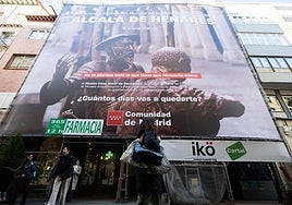 Trampantojo promocional de la Comunidad de Madrid que cubre el edificio de Regalado, 3, un inmueble de 1850.