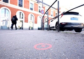 Marca de los topógrafos en la acera de la estación de trenes de Valladolid.