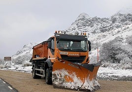 Una máquina quitanieves circula este jueves por una carretera nevada de León.