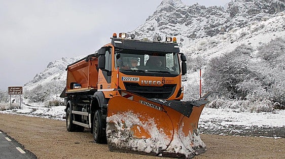 La nieve condiciona la circulación en más de una quincena de carreteras de Castilla y León