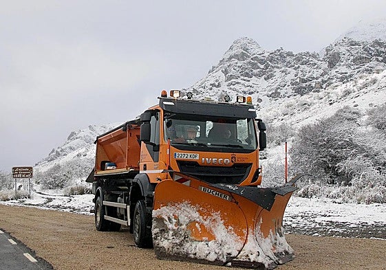 Una máquina quitanieves circula este jueves por una carretera nevada de León.