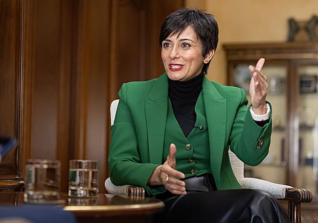 Isabel Rodríguez, durante la entrevista en el despacho del delegado del Gobierno en Castilla y León.