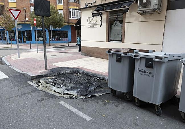 Restos del contenedor quemado en la esquina de las calles Quebrada y Doctor Esquerda.