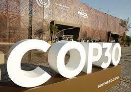 Vista del cartel de la COP 30 frente al edificio central de la Conferencia de las Naciones Unidas sobre el Cambio Climático (COP30) en Brasil.