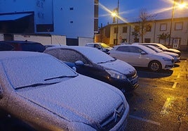 Coches cubiertos de blanco este viernes en Aguilar de Campoo.
