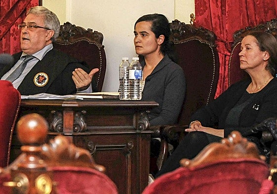 A la derecha, Montserrat González. Junto a ella, su hija, Triana Martínez, durante el juicio.