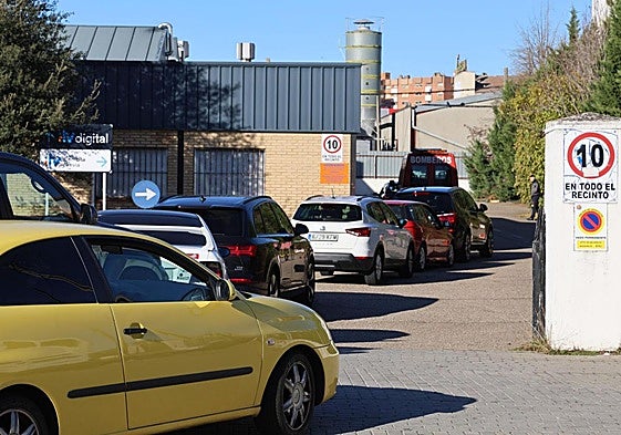 Colas de vehículos en el acceso a la estación de Itevelesa en el polígono de Argales este viernes.