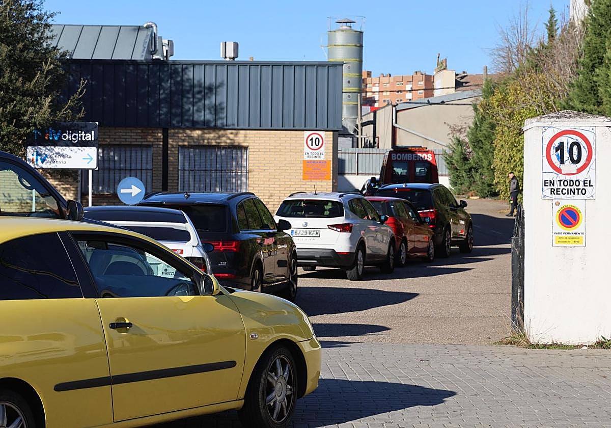 Colas de vehículos en el acceso a la estación de Itevelesa en el polígono de Argales este viernes.