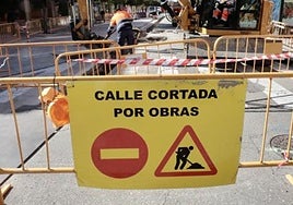 Una valla informa de un corte de calle.