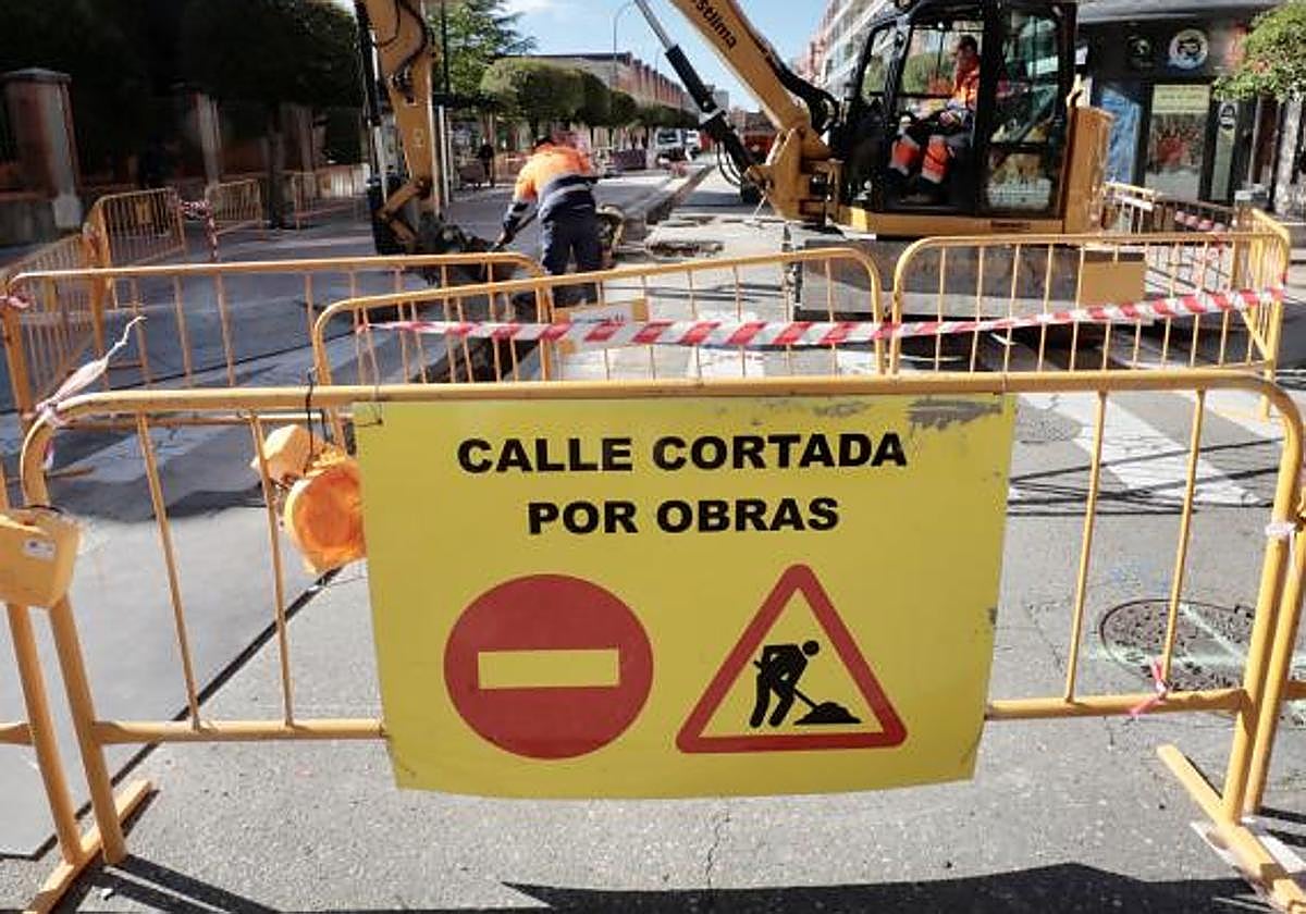 Una valla informa de un corte de calle.