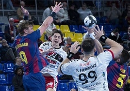 Javi Carrión intenta conectar con Pablo Herranz durante el partido disputado en el Palau.