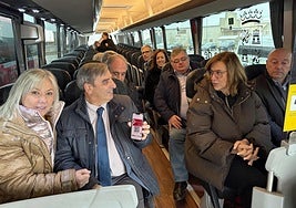 El consejero de Movilidad, con la alcaldesa de Aguilar y la presidenta de la Diputación.