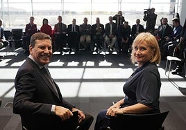 Carriedo, con la consejera Leticia García, en la mesa del sector de la Seguridad y la Defensa.