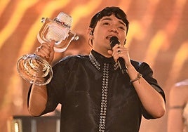 Johannes Pietsch, representante de Austria, con el galardón de Eurovisión
