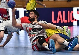 Carró busca desde el suelo un compañero al que pasar el balón.