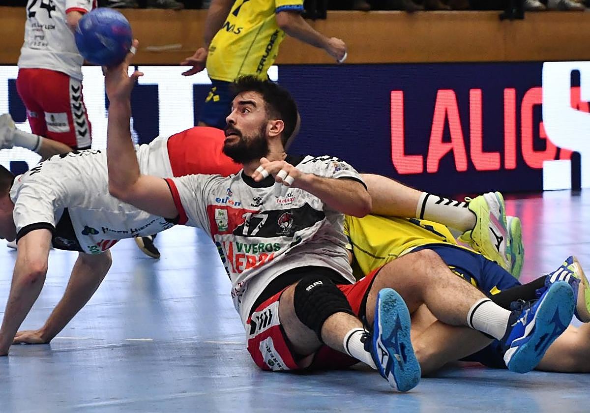 Carró busca desde el suelo un compañero al que pasar el balón.