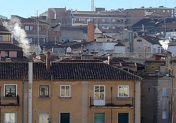 Humo saliente de las chimeneas de varios edificios de la capital segoviana.