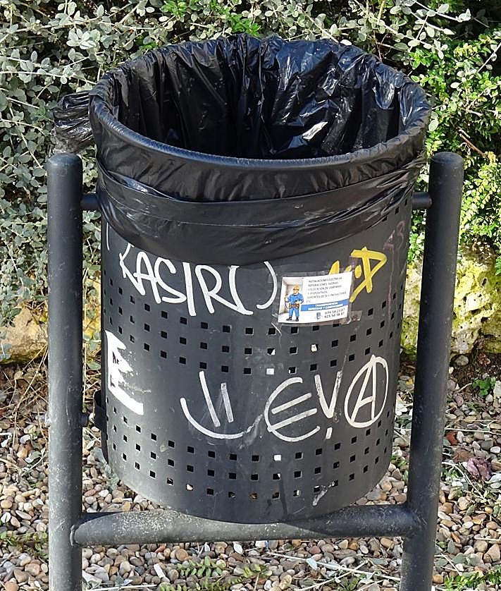Imagen secundaria 2 - Pintadas de 'Üeya' y 'UPRS' en torno al paso peatonal que une Panaderos y Estación con la avenida de Segovia. 