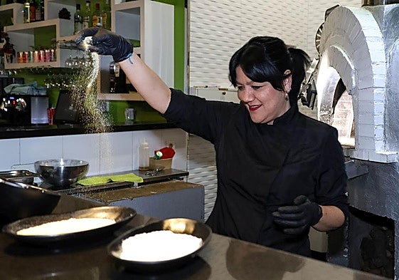 Francesca Cristina, creadora de Kuró, en la cocina.