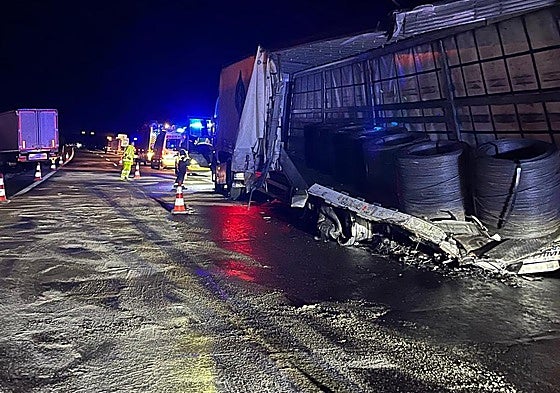 Estado en el que quedó uno de los camiones accidentados.