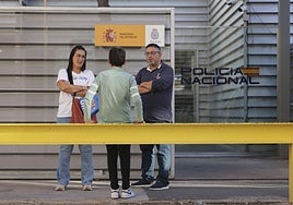 Los padres, con el menor acosado, en la Policía Nacional el día que presentaron la primera denuncia.