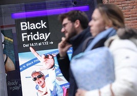 Anuncio del Black Friday en un comercio de la calle Constitución de Valladolid este jueves.
