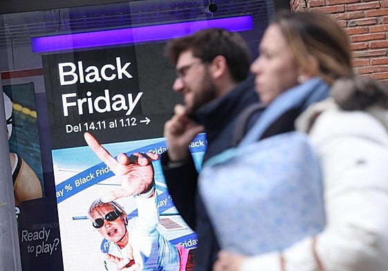 Anuncio del Black Friday en un comercio de la calle Constitución de Valladolid este jueves.
