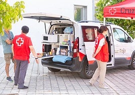 Furgoneta para atender a las personas sin hogar en la sede de Cruz Roja.